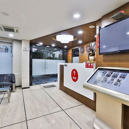 אחמדאבאד Oyo 4938 Hotel Dev Aadi מראה חיצוני תמונה