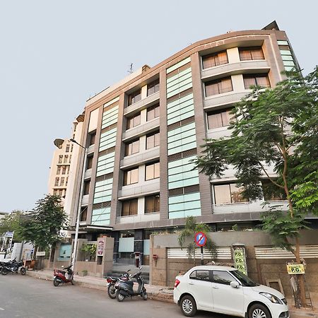 אחמדאבאד Oyo 4938 Hotel Dev Aadi מראה חיצוני תמונה