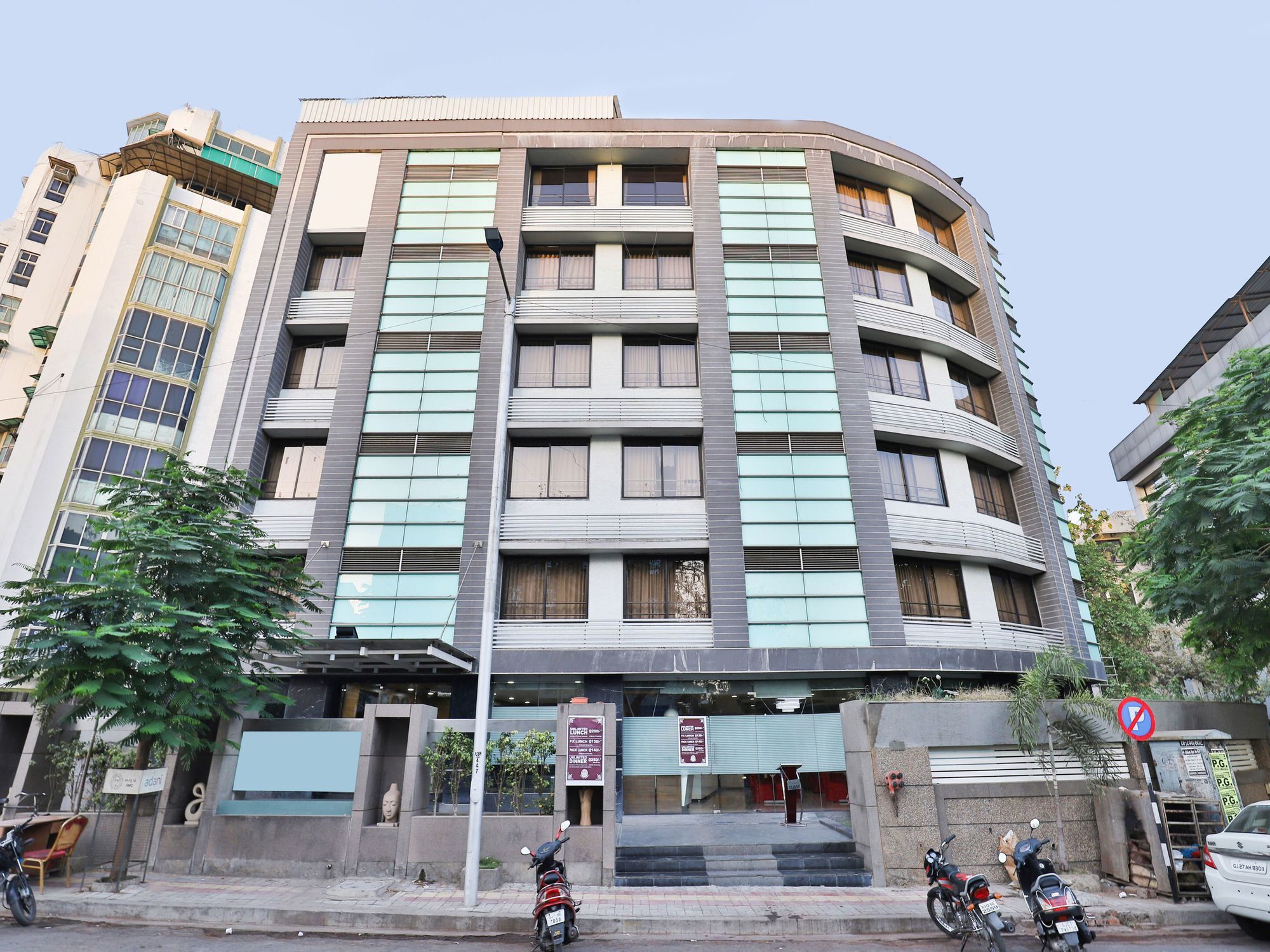 אחמדאבאד Oyo 4938 Hotel Dev Aadi מראה חיצוני תמונה